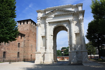 Fototapeta na wymiar Arco dei Gavi in Verona