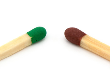 grünes und braunes Streichholz