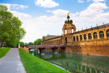 Obraz premium Canal and Dresden art gallery buildings