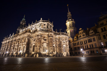 Fototapeta na wymiar Old buildings on Theaterplatz square in Dresden