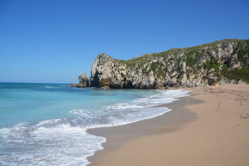 Fototapeta na wymiar Costa rocosa en la playa de Usgo, Cantabria