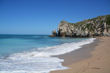 Costa rocosa en la playa de Usgo, Cantabria