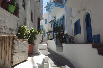 Urocza uliczka na greckiej wyspie Nisiros