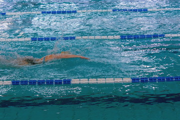 Nuotatrice in piscina