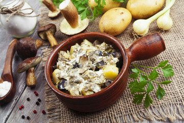 Potatoes with mushrooms in cream sauce