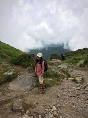 Fototapeta premium 日光白根山に登る少女