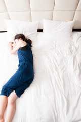 ベッドの上で寝ている女性