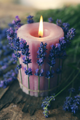 Naklejka premium Candle with lavender flowers on table close up