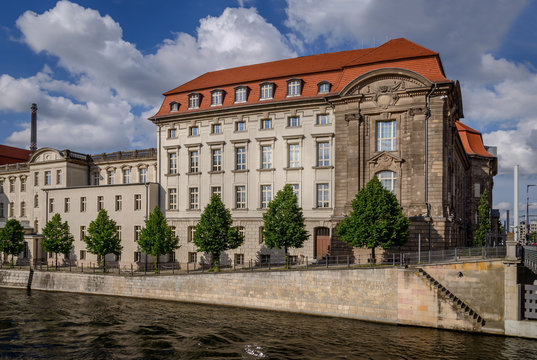 Ehemalige Milit&auml;r&auml;rztliche Akademie an der Berliner Invalidenstra&szlig;e