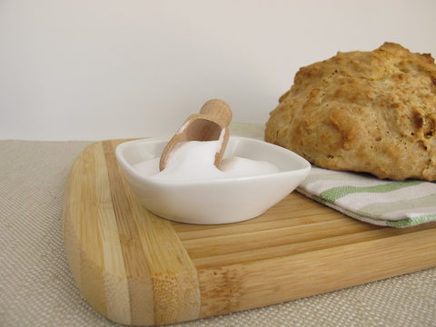 Selbst gemachtes rundes Sodabrot und Backsoda