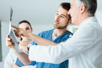 Obraz premium Medical team examining patient's x-ray