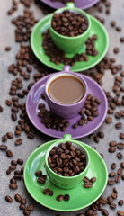 Bunte Tassen mit Kaffeebohnen