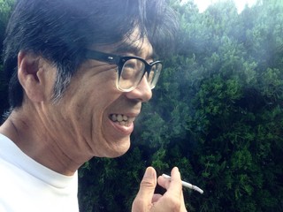 タバコを吸う男性