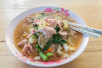 Fried noodle with pork and broccoli