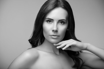 Naklejka premium beautiful young woman with naked shoulders, black and white