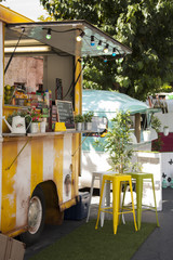 detalle de food truck vendiendo comida en la calle de una ciudad