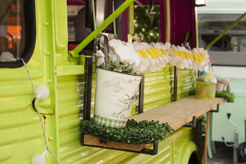 detalle de food truck vendiendo comida en la calle de una ciudad