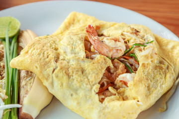 Stir-fried rice noodles with shrimp and wrap eggs