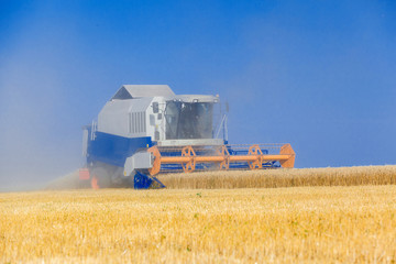 Obraz premium Combine harvester working