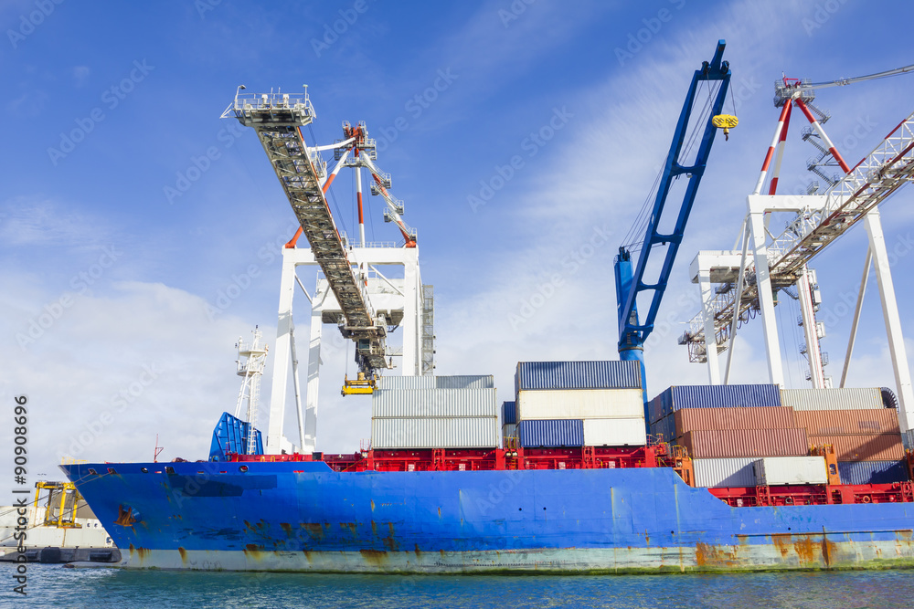 Wall mural containers to be unloaded in a container ship at swanson dock in the port of melbourne, australia