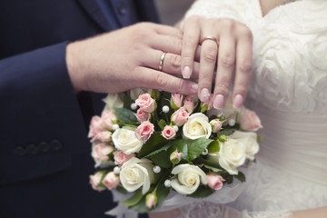 Obraz na płótnie Canvas Bride and groom's hands with wedding rings.