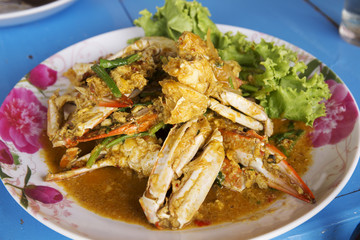 Stir fried Crab with yellow curry served