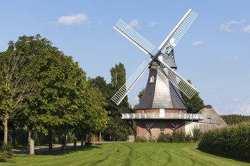 Obraz premium Historische Windmühle in Grefenmoor, Niedersachsen