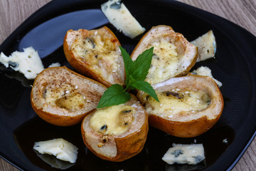 Baked pear with blue cheese