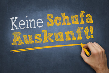 Hand schreibt mit Kreide Text 