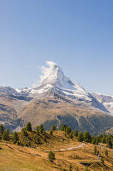 Fototapeta premium Zermatt, Dorf, Bergdorf, Alpen, Schweizer Alpen, Walliser Berge, Sunnegga, Bergstation, Gondelbahn, Aussichtspunkt, Wanderweg, Findeln, Wanderferien, Wallis, Sommer, Schweiz