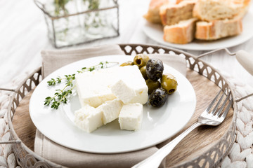 Schafskäse mit Oliven