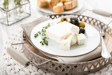 Schafskäse mit Oliven