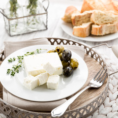 Schafskäse mit Oliven