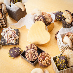 Verschiedene Plaetzchen zu Weihnachten