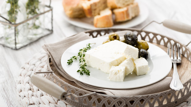 Schafskäse mit Oliven