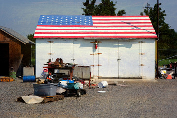 Naklejka premium old farm shack with american flag on roof