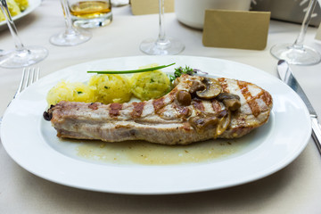 Grilled steak, potatoes and mushrooms