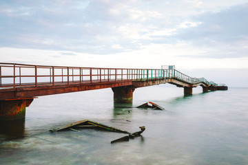 Obraz premium landscape abandoned old rusty pier
