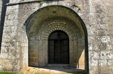 Fototapeta na wymiar Eglise de Saint-Julien-Prés-Bort.