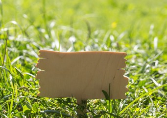 Holztafel in Wiese