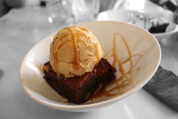 Brownie con Helado de Vainilla