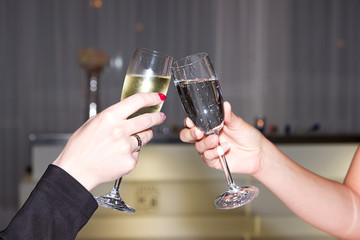 prosit mit Sektgläsern, Champagnergläser