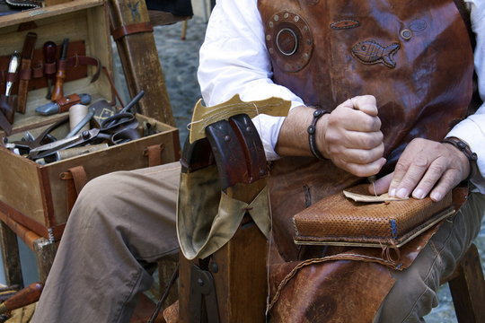 Lavorare il cuoio