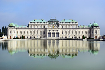 Fototapeta na wymiar pond and baroque palace Upper Belvedere, Vienna, Austria