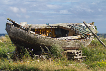 Fototapeta na wymiar old boat ashore