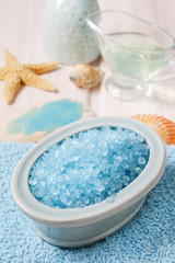 Obraz na płótnie Canvas Bowl of blue sea salt