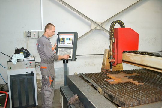 Man adjusting plasma cutting machine