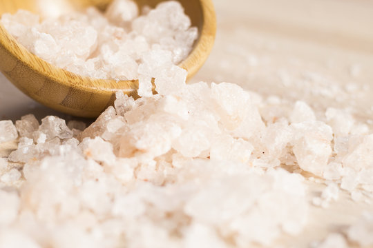 Wellness Badesalz in einer Schale zur Entspannung