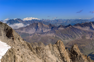 Fototapeta na wymiar Vista panoramica sulla Valle d'Aosta dal Monte Bianco - Sullo sfondo la catena del Monte Rosa e Cervino