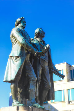 Weimar Goethe-Schiller-Denkmal; Das 1857 eingeweihte Denkmal, geschaffen vom Bildhauer Ernst Reitschel, steht vor dem Deutschen Nationaltheater auf dem Theaterplatz in Weimar.